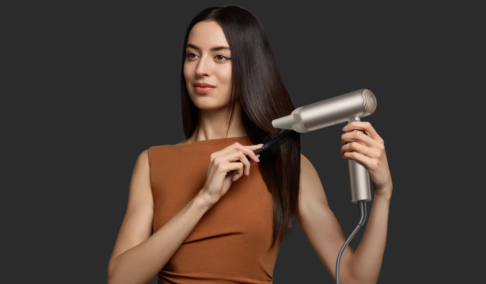 Der Styling-Aufsatz des Dreame Pocket Pro lenkt den Luftstrom für glattes Haar oder mehr Volumen
