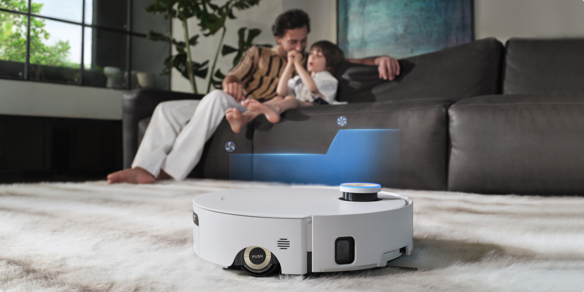 Dreame Aqua10 Ultra Roller Complete reinigt Böden während Sie sich mit der Familie auf dem Sofa entspannen