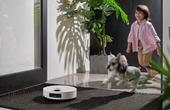 Dreame Aqua10 Ultra Roller Complete Saugroboter hebt Bürste und Wischrolle an um Teppich schnell zu überqueren