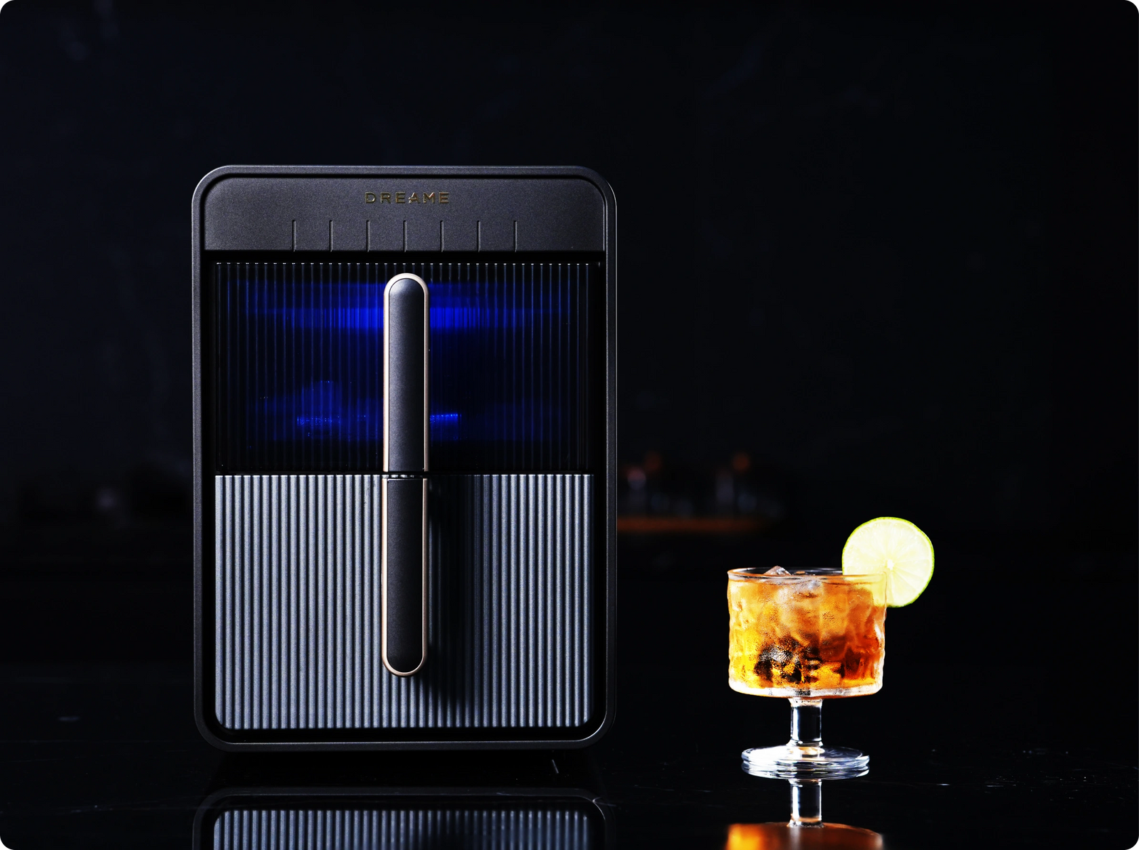 Der Dreame Aura Hohlkegel-Eisbereiter mit blauem LED-Kammerdesign bringt einen stilvollen, modernen Look in Ihre tägliche Eisbereitung.