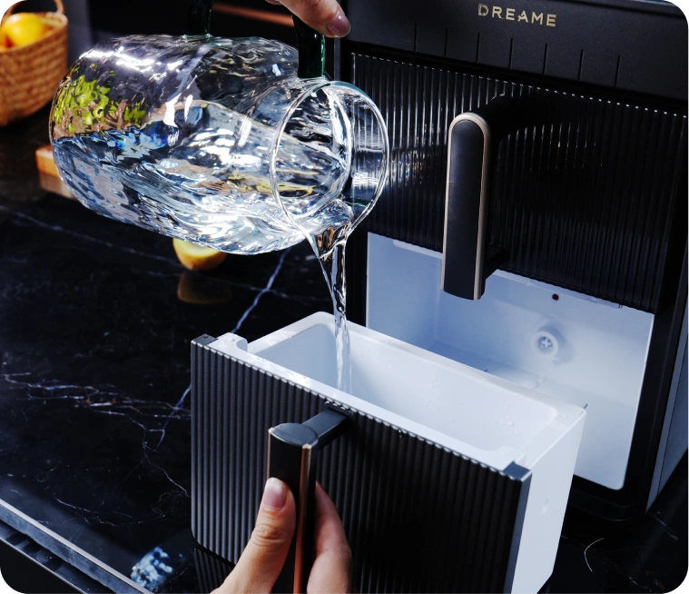 Der Dreame Aura Hohlkegel-Eisbereiter mit benutzerfreundlichem Nachfülldesign macht das tägliche Auffüllen besonders einfach.