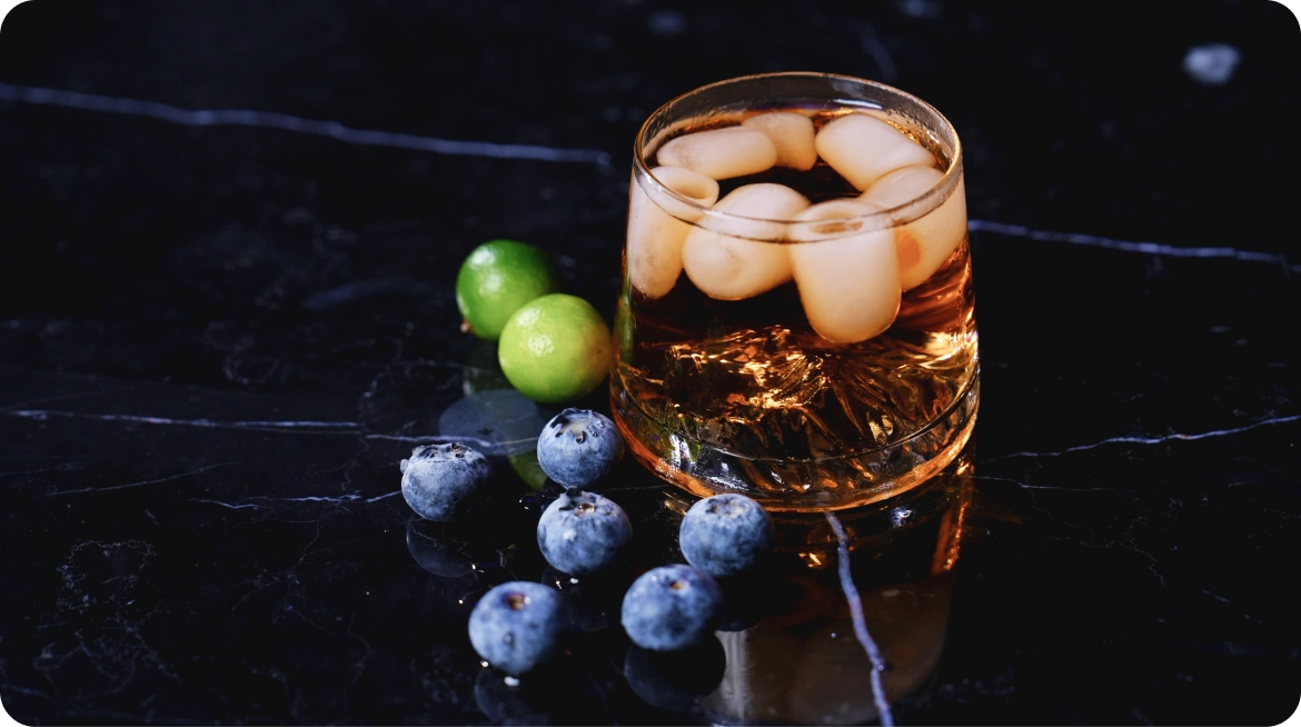 Der Dreame Aura Hohlkegel-Eisbereiter im Großer-Eiswürfel-Modus liefert langsam schmelzende Eiswürfel – ideal für Spirituosen und Whisky mit langanhaltendem Genuss.
Der Dreame Aura Hohlkegel-Eisbereiter im Schneller-Eiswürfel-Modus produziert Eis besonders schnell – perfekt für Partys und kontinuierlich kühle Getränke.