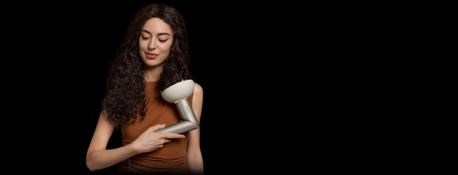Dreame Dazzle-Haartrockner mit Diffusordüse für definierte Locken und weniger Frizz.
