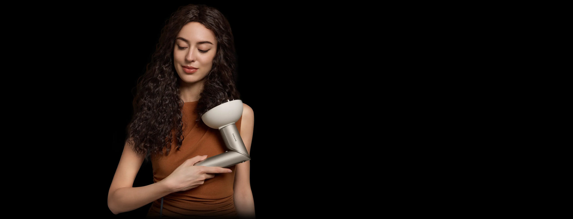 Dreame Dazzle-Haartrockner mit Diffusordüse für definierte Locken und weniger Frizz.
