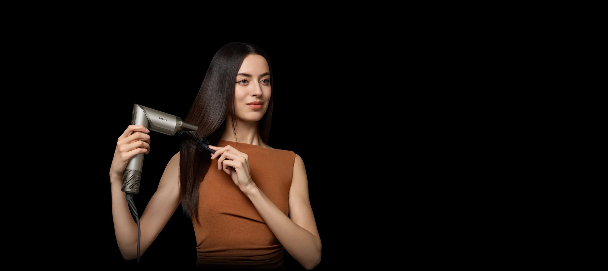 Dreame Dazzle-Haartrockner mit Stylingdüse für präzisen, konzentrierten Luftstrom beim Frisieren.
