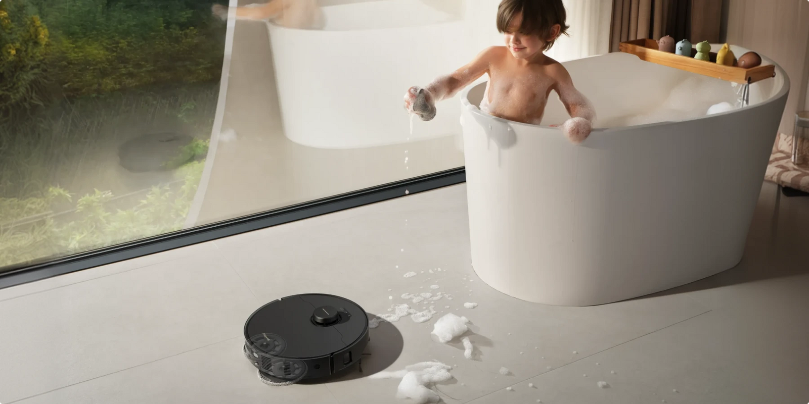Dreame Matrix10 Pro Saugroboter Schwarz mit Schwamm-Wischer-Pad saugt Pfützen im Badezimmer schnell auf, streifenfrei.