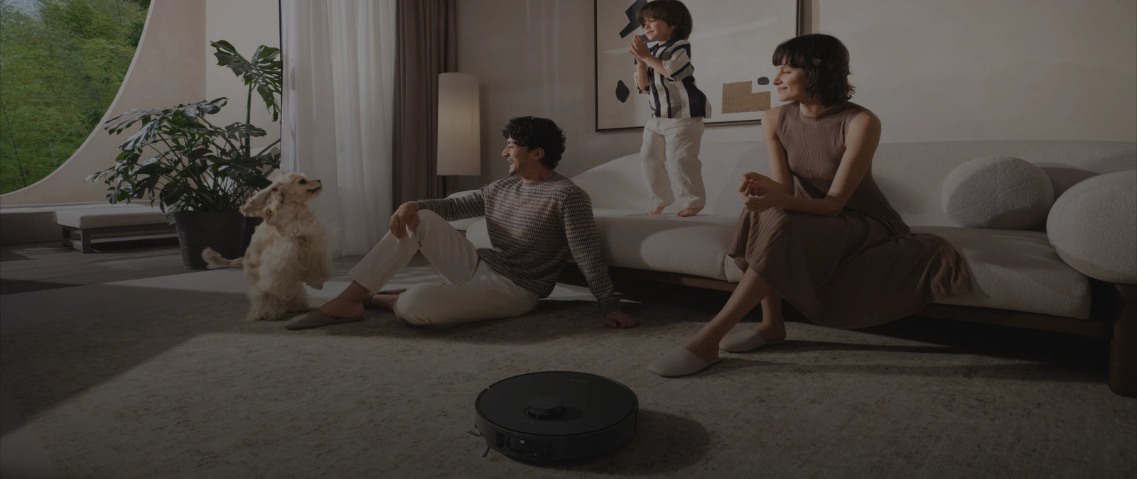 Dreame Matrix10 Pro Saugroboter Schwarz, intelligente Reinigung im Hintergrund, während die Familie entspannt zusammen ist.