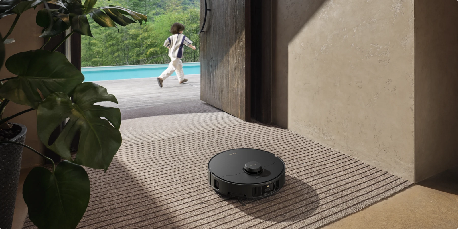 Dreame Matrix10 Pro Saugroboter Schwarz überquert Teppiche automatisch mit angehobenen Wischer-Pads, verhindert Durchnässen zuverlässig.