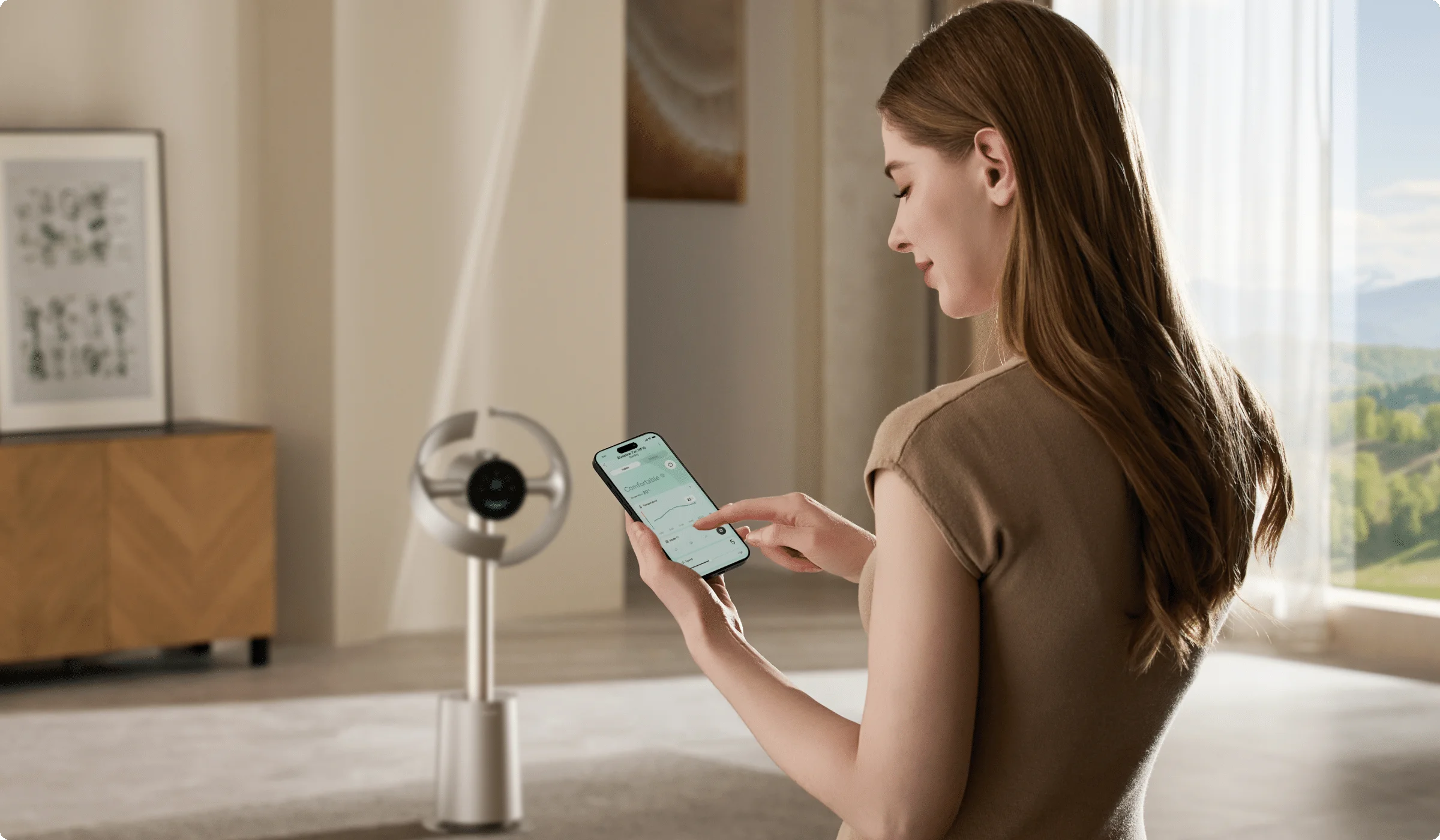 Dreame MF10 Flügelloser Ventilator: Frau steuert das Gerät per Dreamehome App bequem vom Smartphone aus.