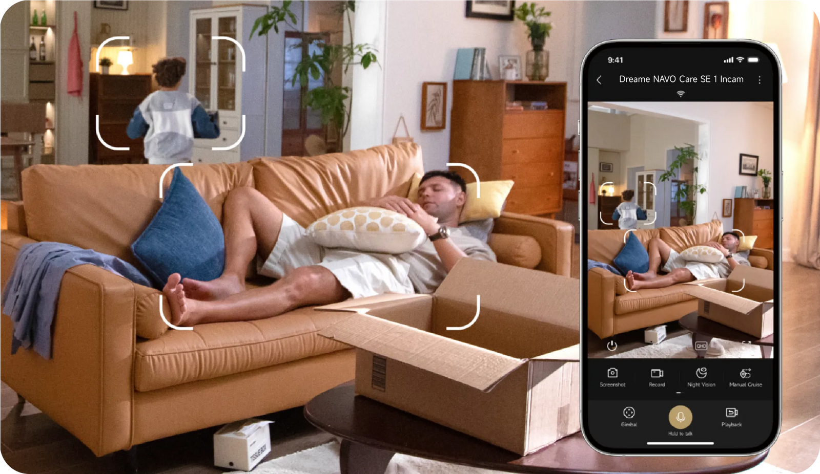 Dreame NAVO Care SE 1 InCam KI-Personenerkennung erfasst Kind auf dem Sofa im Wohnzimmer