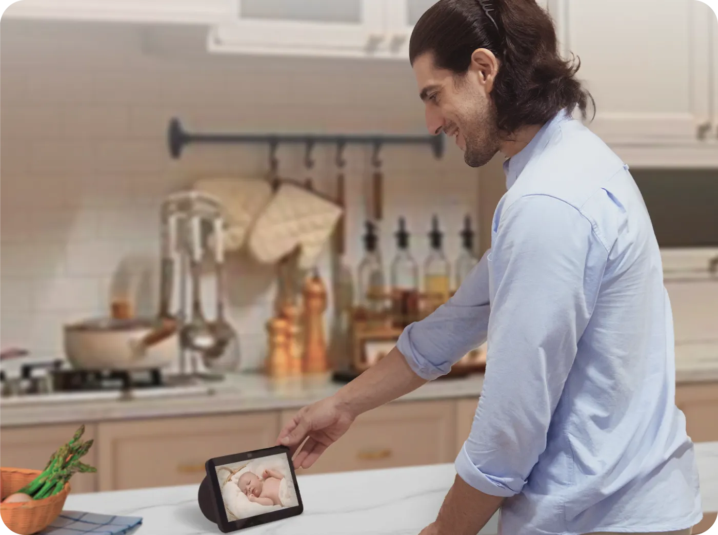 Nutzer ruft per Alexa-Sprachbefehl das Livebild der Dreame NAVO Care SE 1 InCam auf dem Echo Show in der Küche ab