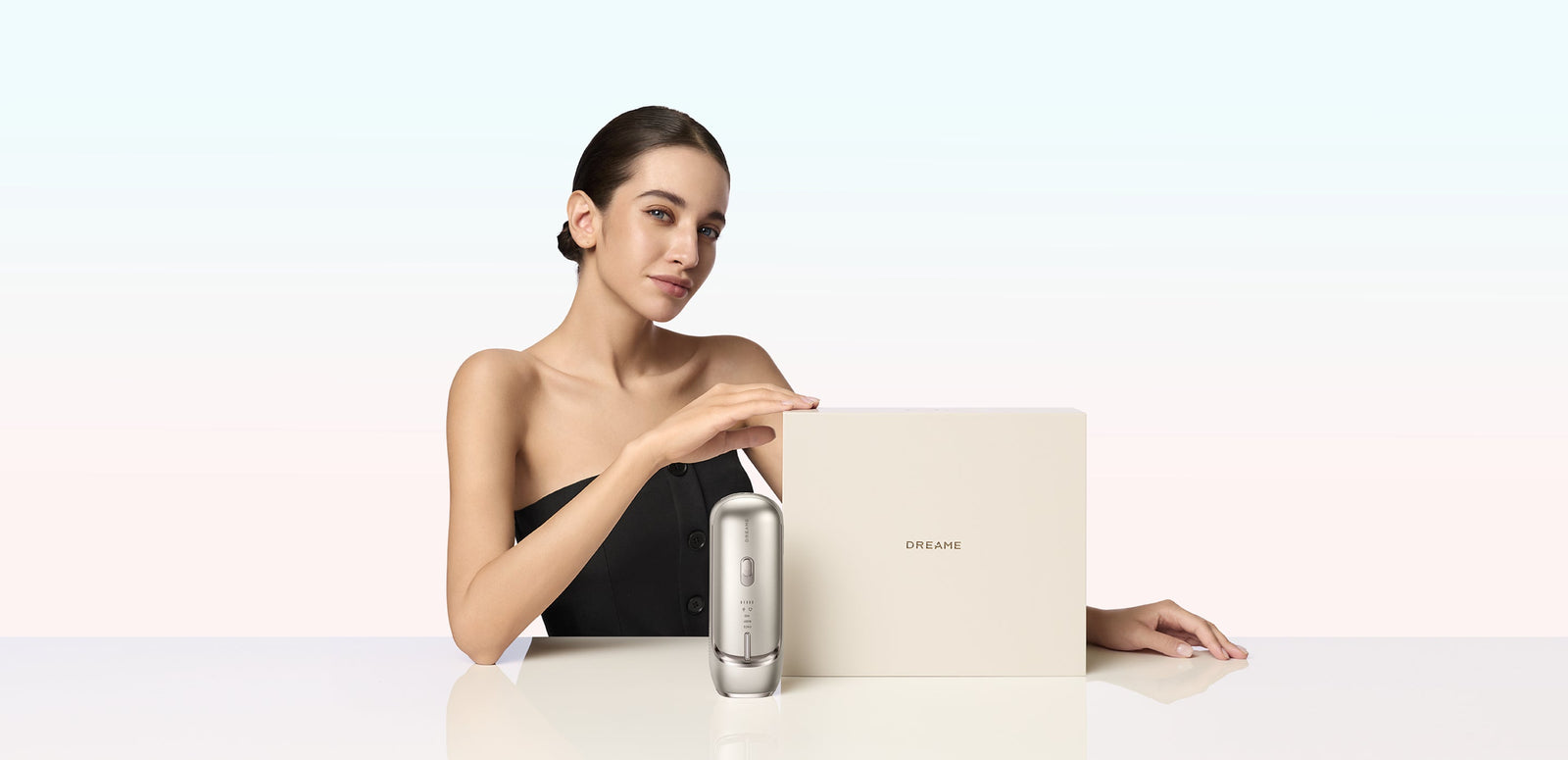 Modell mit Dreame Nova IPL Haarentfernungsgerät Premium Silber Design und Geschenkbox