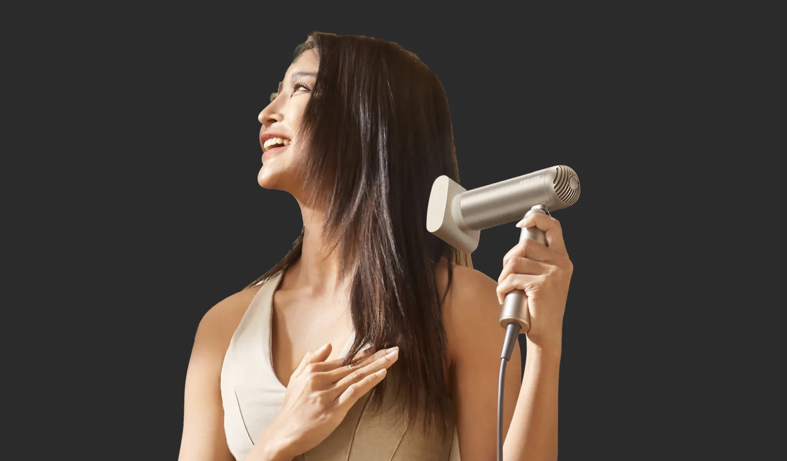 Der Anti-Frizz-Aufsatz des Dreame Pocket Pro konzentriert den Luftstrom für glattes, glänzendes Haar