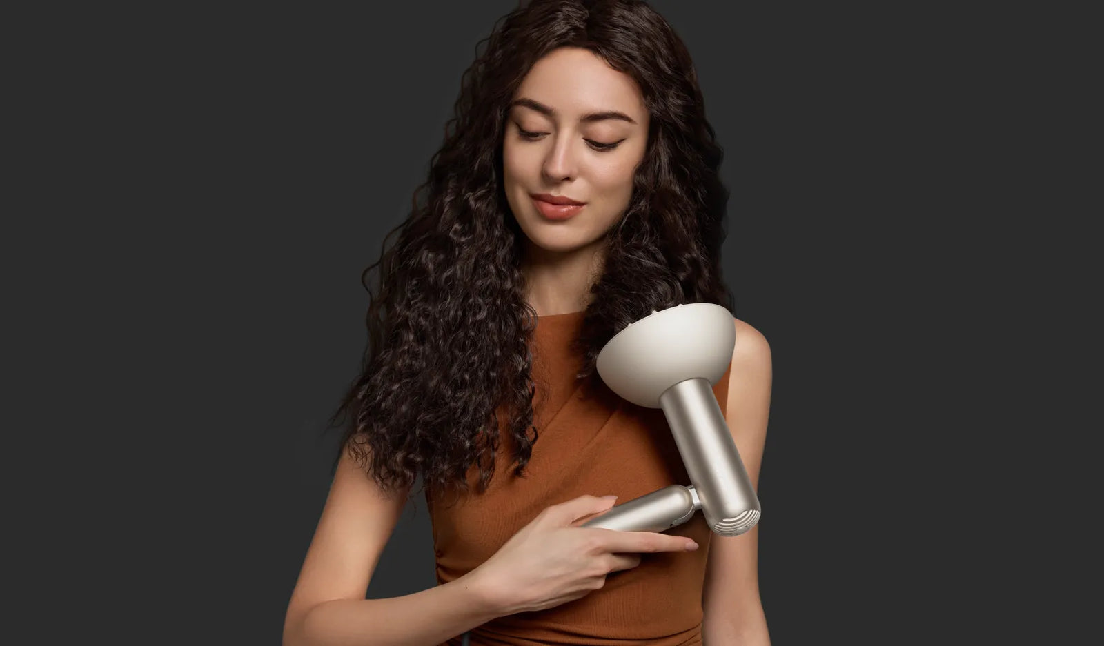 Der Diffusor-Aufsatz des Dreame Pocket Pro hält Locken weich und reduziert das Kräuseln