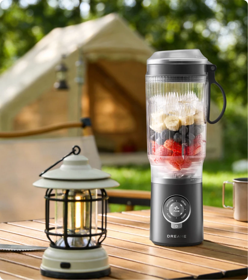 Dreame Portable Blender beim Mixen von frischem Obst im Freien für gesunde Campinggetränke