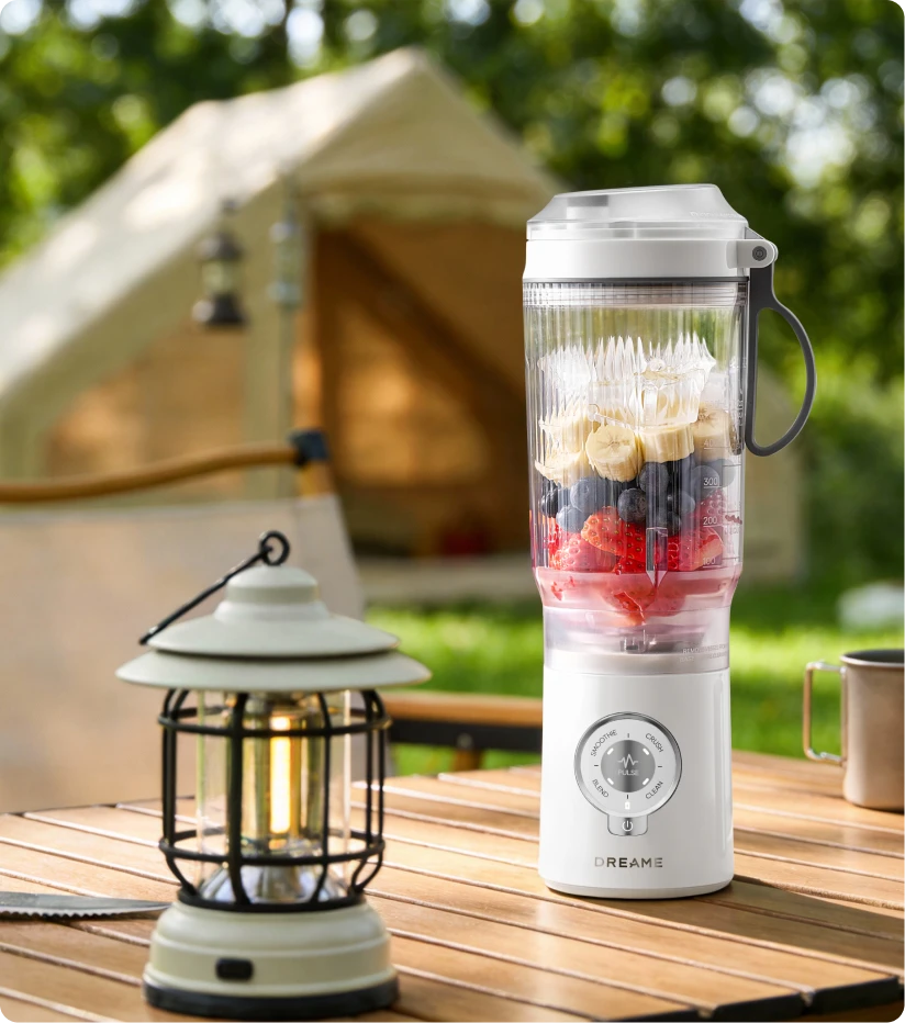 Dreame Portable Blender beim Mixen von frischem Obst im Freien für gesunde Campinggetränke