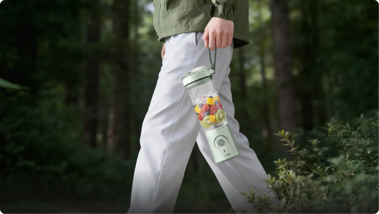 Tragbarer Dreame Portable Blender mit robustem Silikon Tragegriff für einfachen Transport im Freien