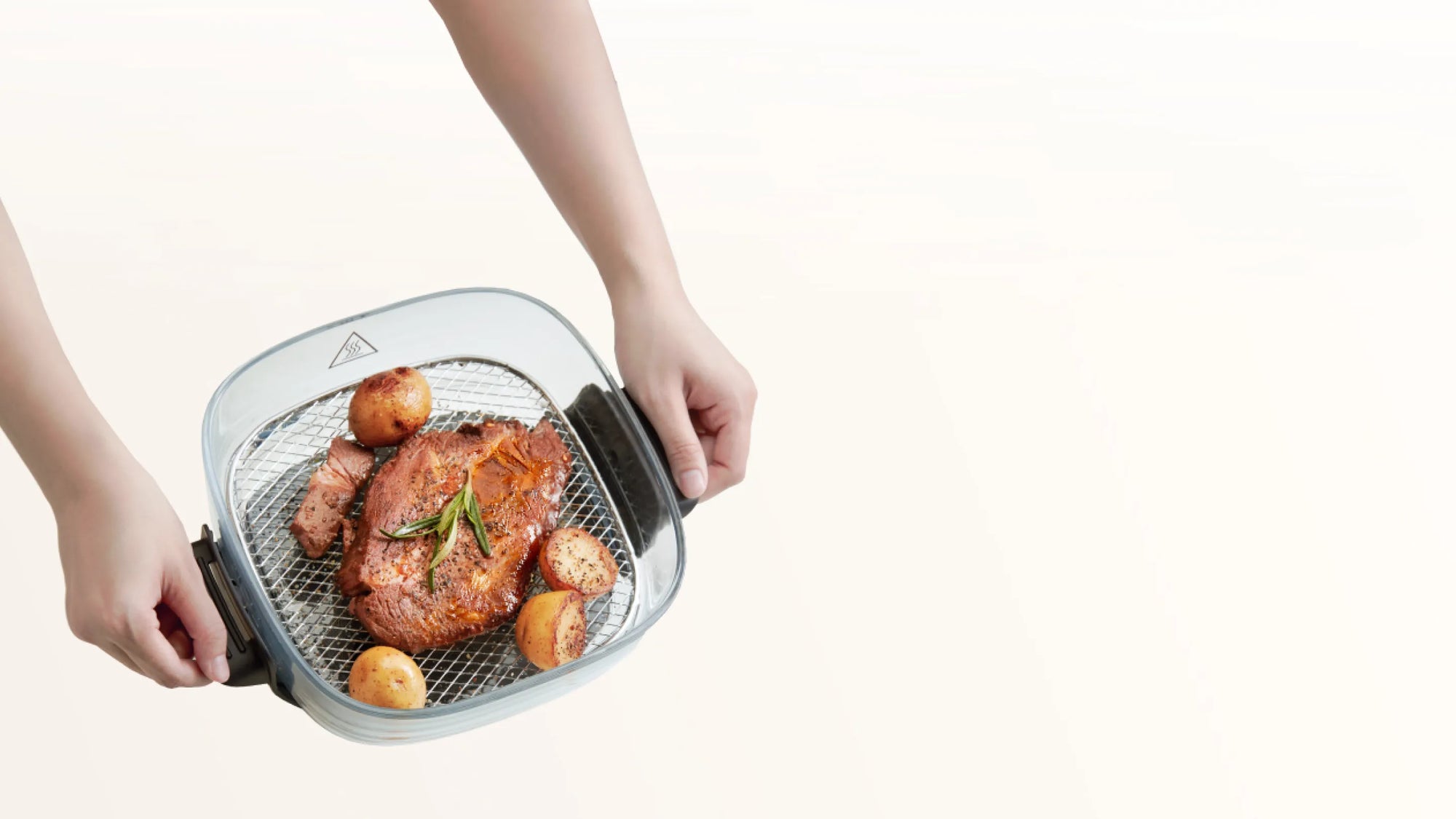 Dreame Tasti™ 5-in-1 tragbare Glas-Heißluftfritteuse mit 3D-Heißluftumwälz-Technologie, serviert knuspriges Steak und Kartoffeln – gesund und fettarm.