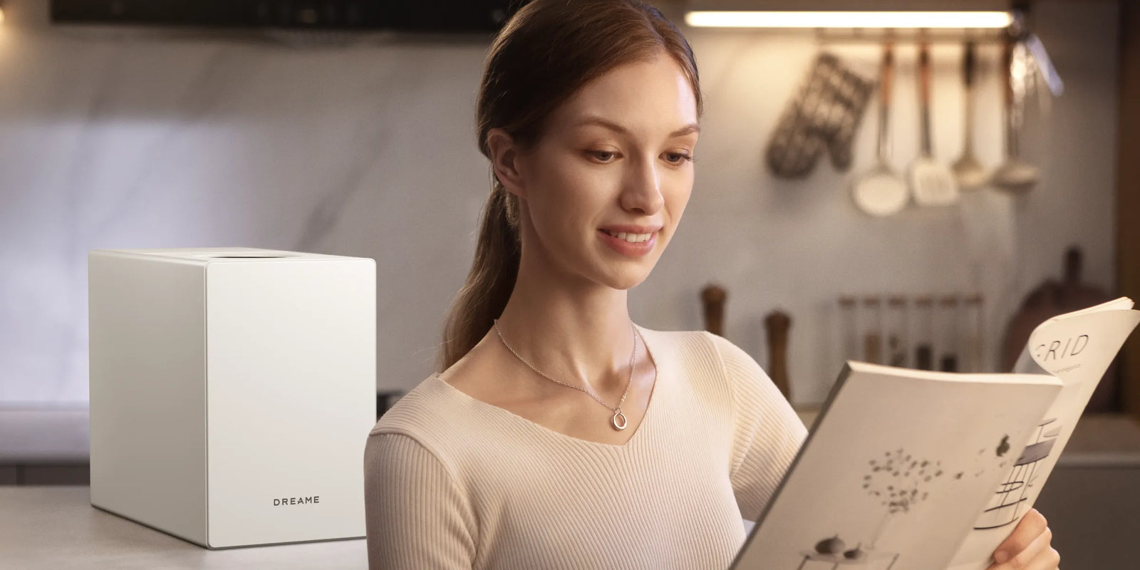 Der Dreame SF25 WiFi läuft mit lediglich 27 dB(A) so geräuscharm, dass man daneben ungestört lesen oder schlafen kann.